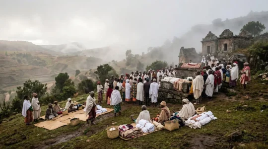 Cérémonie du Famadihana dans les hautes terres de Madagascar pendant l'hiver austral, avec des familles malgaches en vêtements traditionnels réunies autour de tombeaux ancestraux
