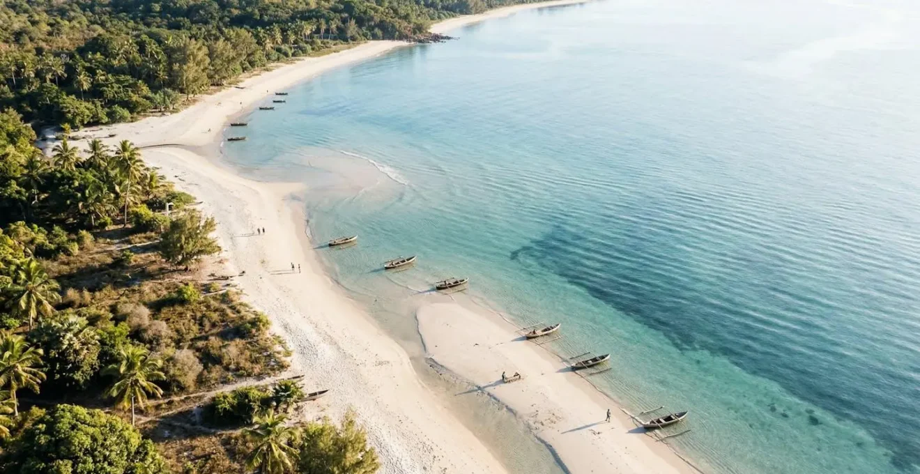 Vue aérienne des plages de sable blanc et eaux turquoise de Nosy Be à Madagascar