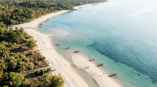 Vue aérienne des plages de sable blanc et eaux turquoise de Nosy Be à Madagascar