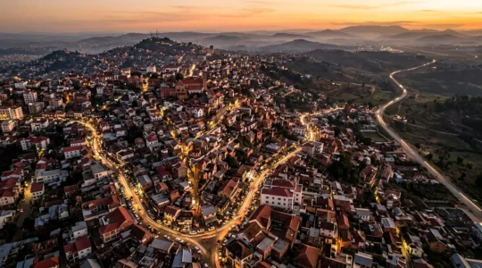 Vue aérienne des embouteillages entre le centre-ville d'Antananarivo et la route de l'aéroport au coucher du soleil