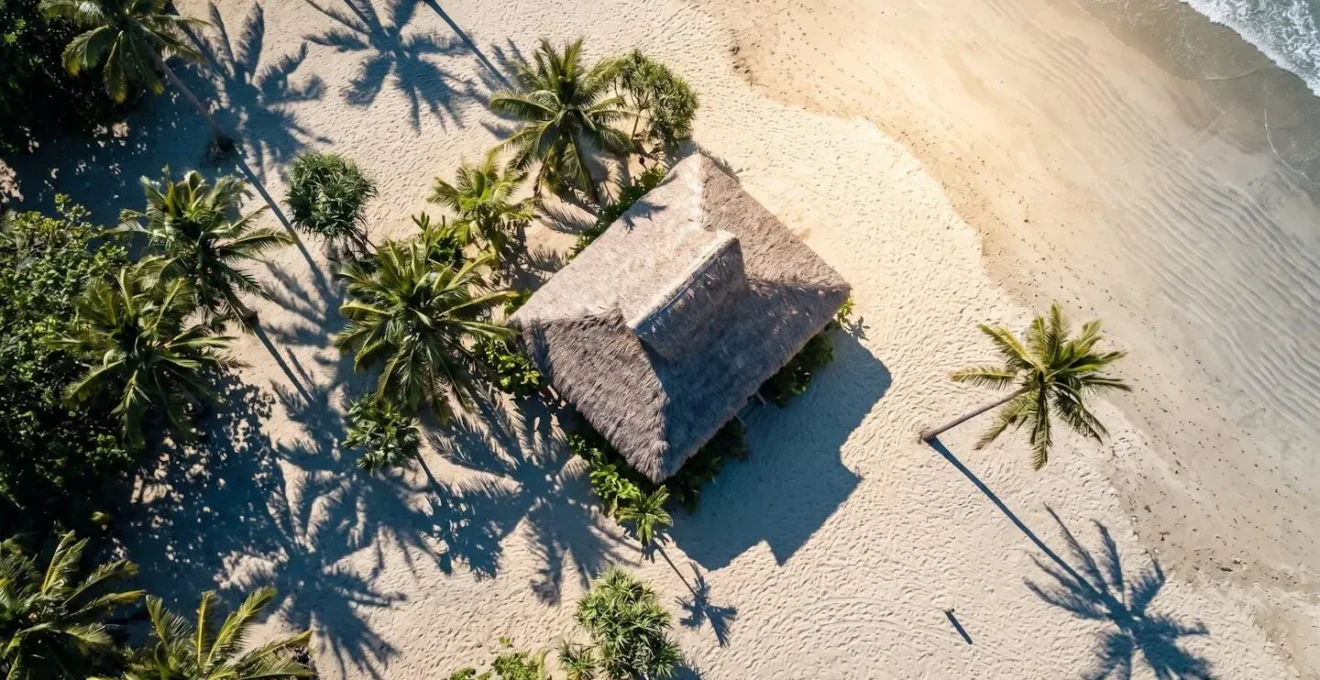 Vue aérienne d'un bungalow montrant les zones d'ombre selon l'orientation