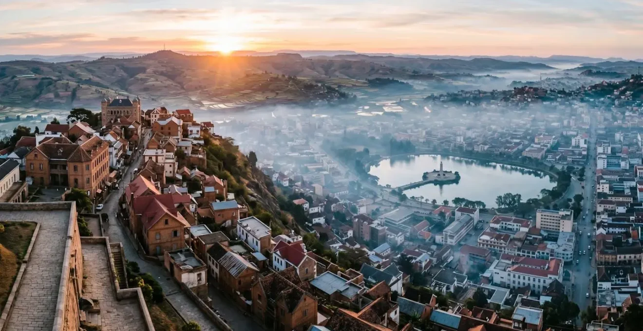 Vue panoramique d'Antananarivo depuis le Rova au lever du soleil