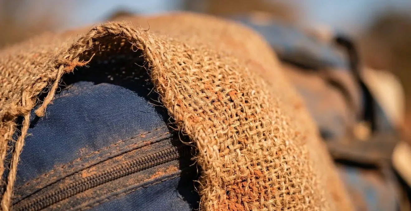Gros plan sur des sacs enveloppés de toile de jute sur le toit d'un taxi-brousse
